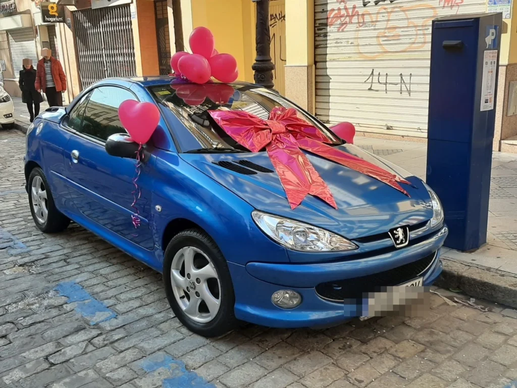 coche con globos para boda